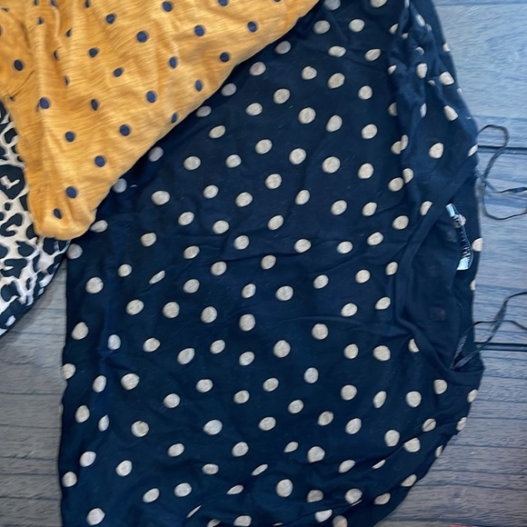 Multiple tshirts 💕 - Picture 3 of 4